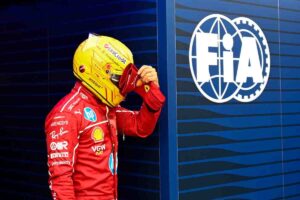 Hamilton cammina nel paddock
