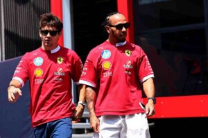 Hamilton e Leclerc nel paddock