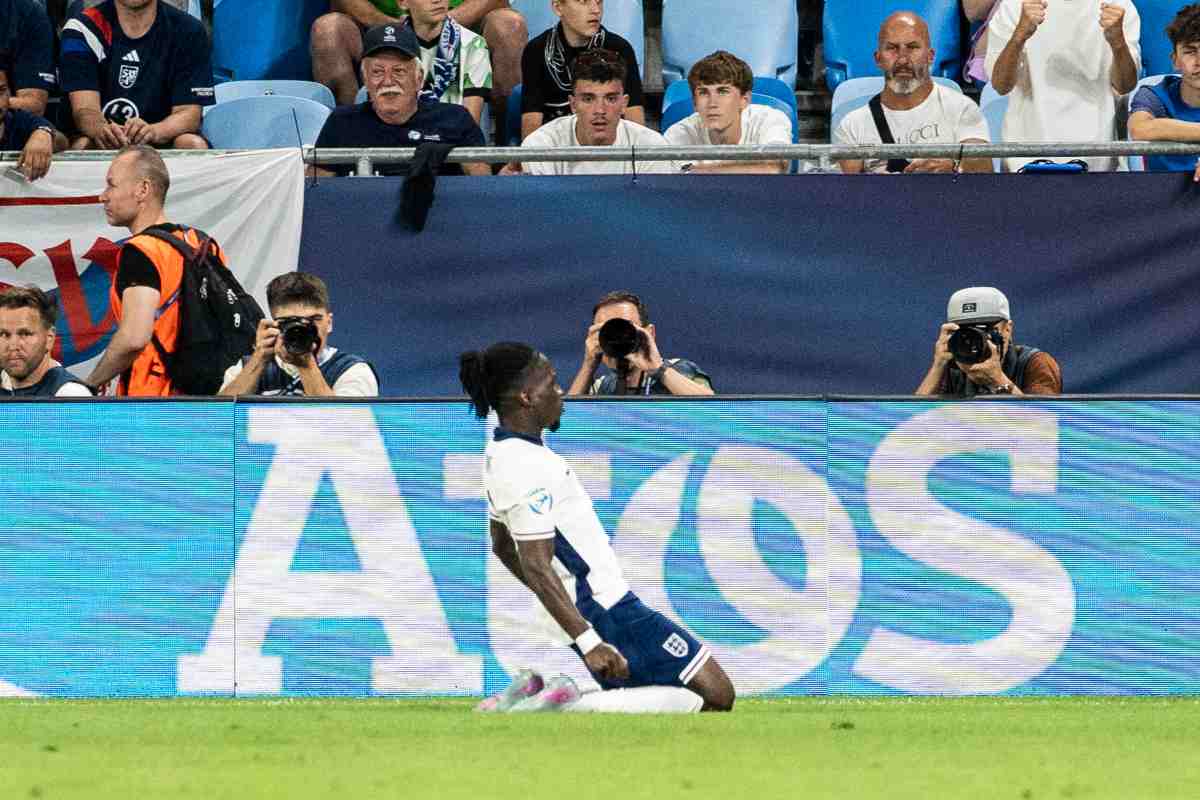 Rowe esulta dopo un gol