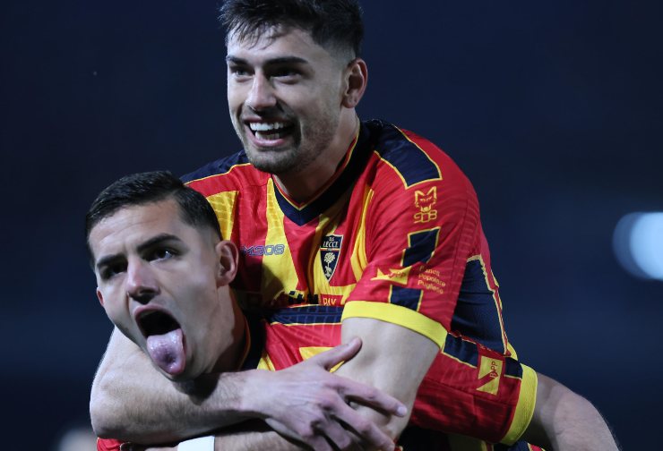 Krstovic e Pierotti si abbracciano dopo un gol