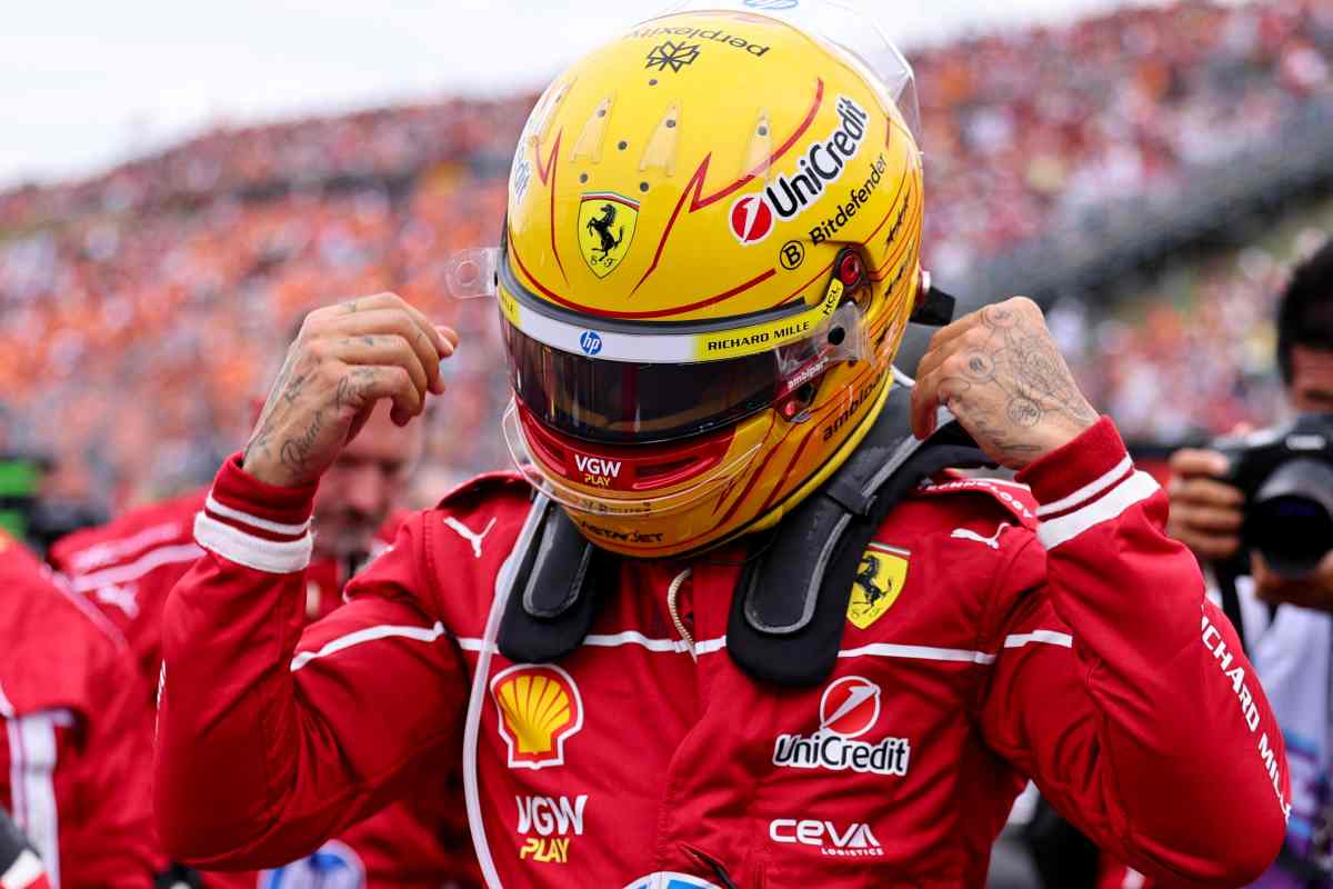 Lewis Hamilton scende dalla macchina