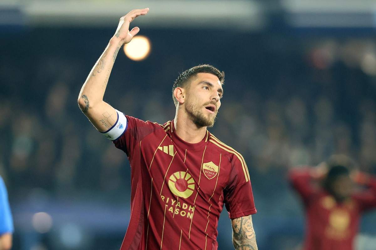 Lorenzo Pellegrini rammaricato in campo