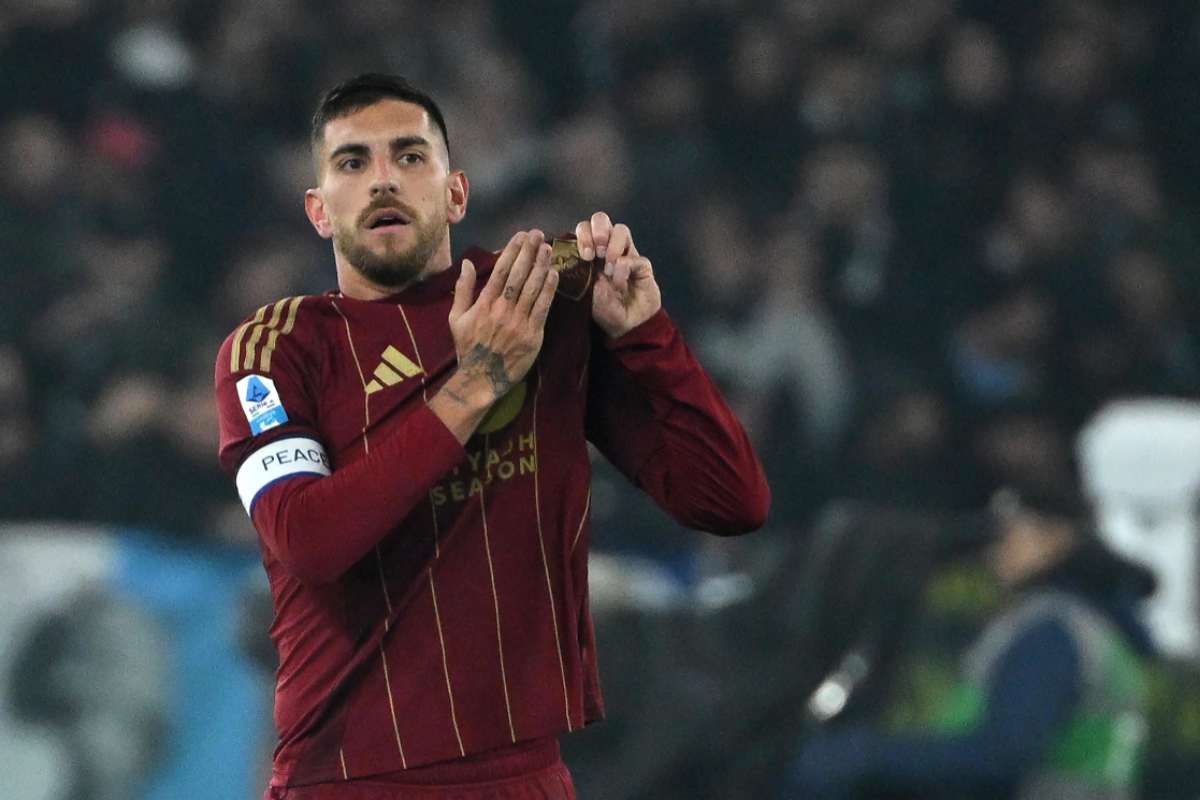 Pellegrini esulta con la maglia della Roma