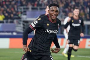 Lucumi esulta con la maglia del Bologna
