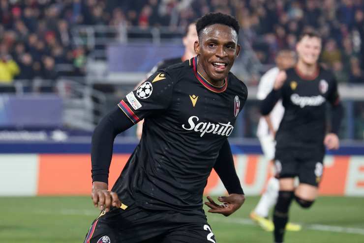 Lucumi esulta con la maglia del Bologna