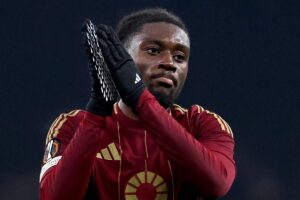 Manu Kone applaude il pubblico
