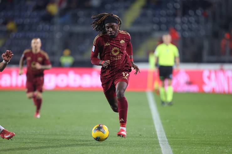 Manu Koné in azione con la maglia della Roma