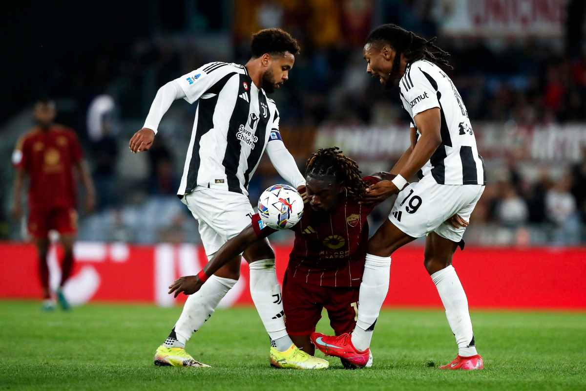 I giocatori di Roma e Juve in campo