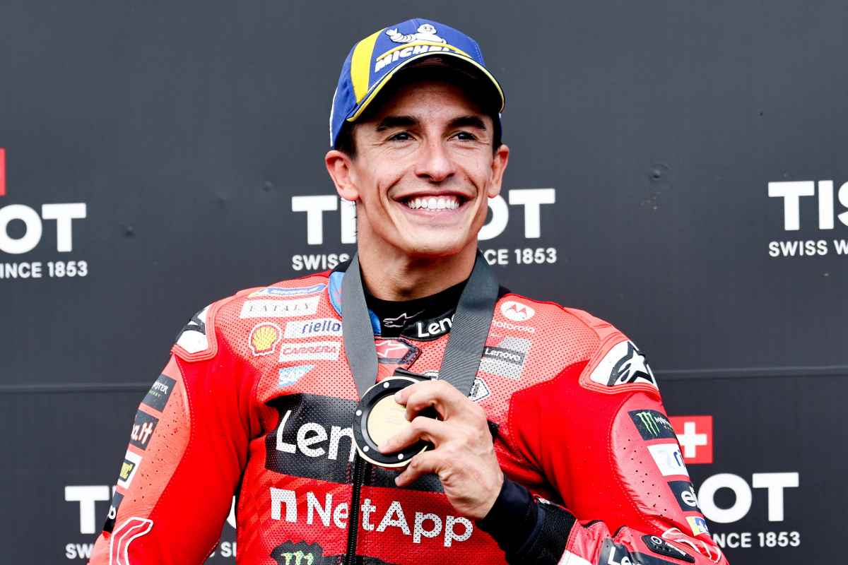 Marquez sorridente sul podio