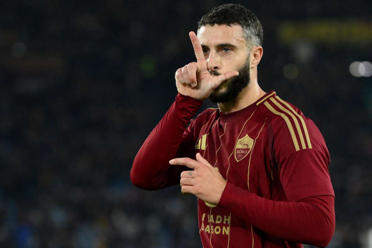 Mario Hemroso esulta dopo un gol con la Roma