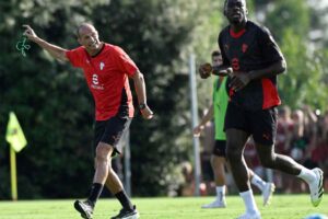 Allegri durante gli allenamenti al Milan