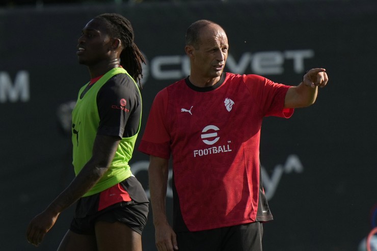 Max Allegri durante un allenamento a Milanello