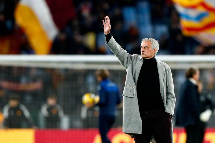José Mourinho saluta i tifosi della Roma
