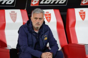 Mourinho seduto in panchina