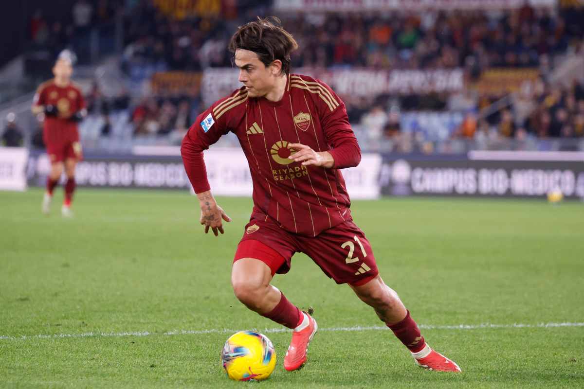 Dybala in azione in campo all'Olimpico