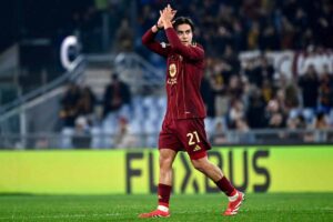 Dybala saluta i tifosi in campo
