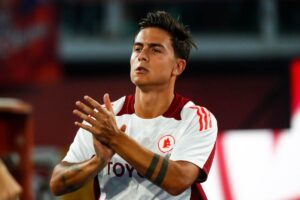 Paulo Dybala applaude i compagni