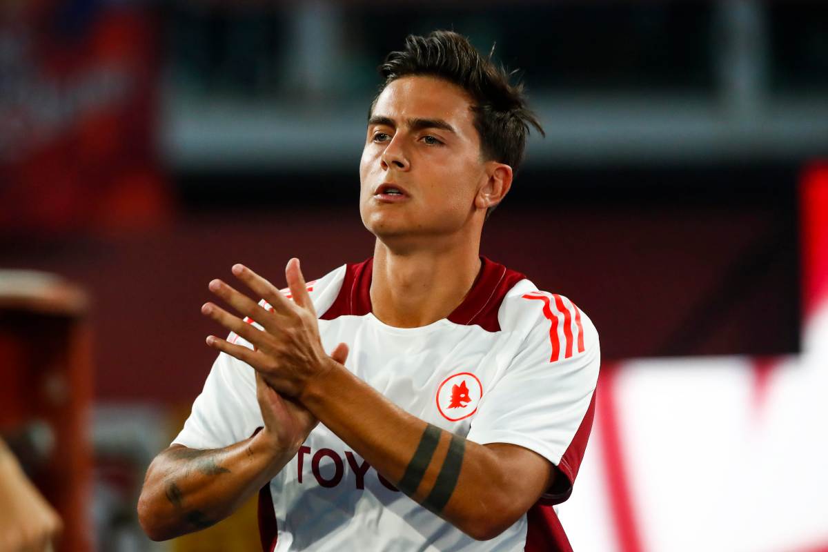 Paulo Dybala applaude i compagni