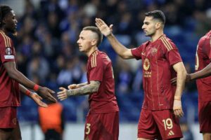 Celik esulta con i compagni in campo