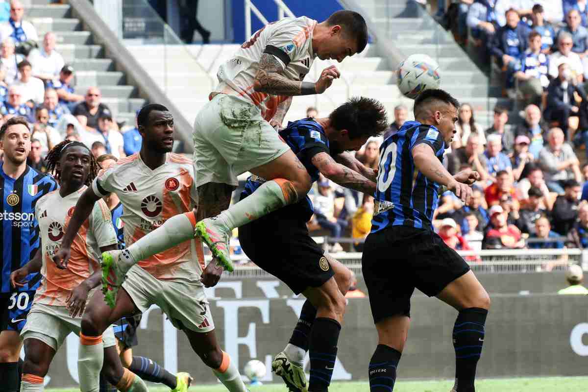 I giocatori di Roma e Inter in campo
