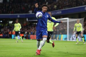 Sancho controlla il pallone durante una partita