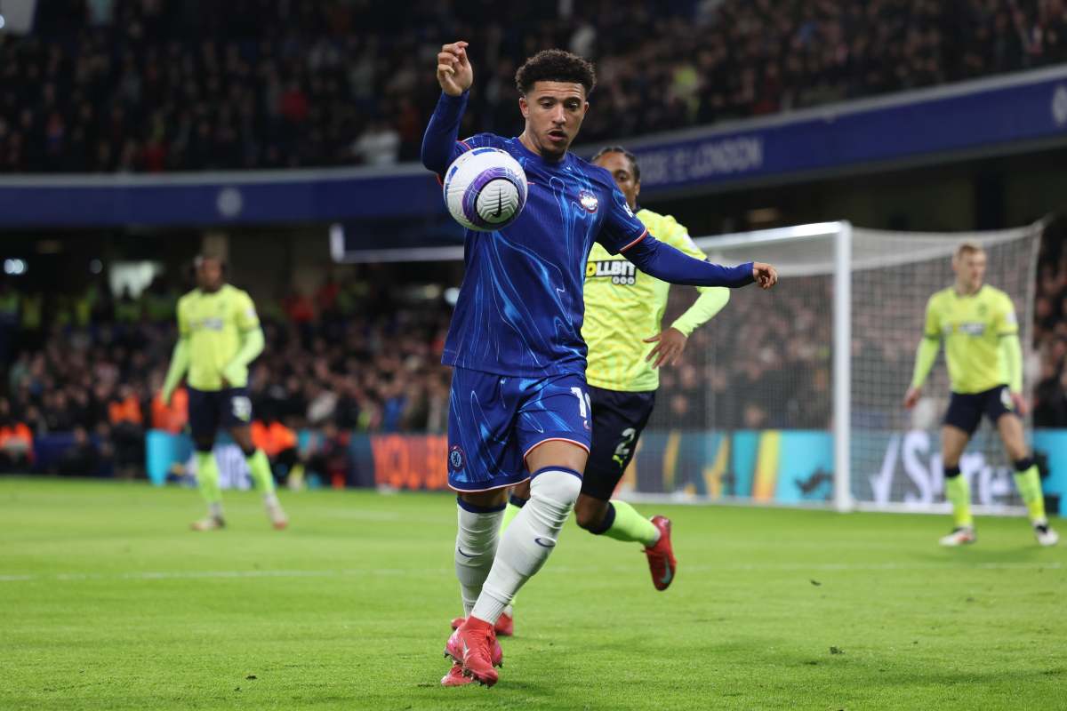 Sancho controlla il pallone durante una partita