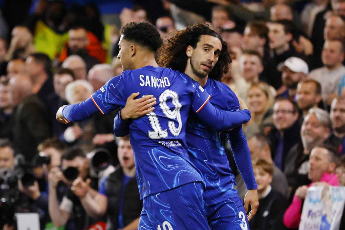 Sancho con la maglia del Chelsea