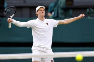 Jannik Sinner esulta a Wimbledon