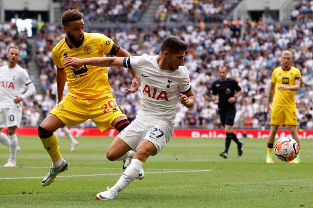 Solomon con la maglia del Tottenham