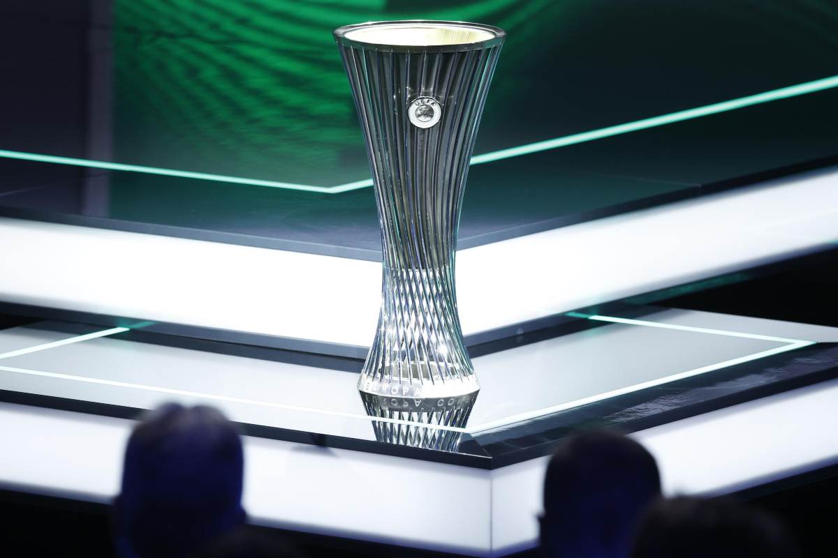 La Coppa Uefa esposta al sorteggio