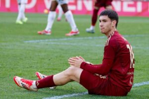 Matias Soulé a terra con la maglia della Roma