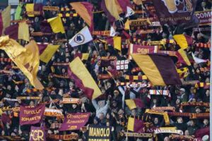 Tifosi della Roma sventolano bandiere