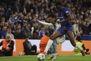 Tyrique George lotta con un avversario per il possesso del pallone