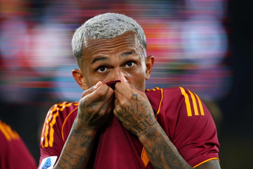 Wesley esulta baciando lo stemma della Roma dopo un gol