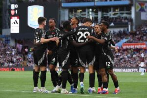 I giocatori dell'Arsenal si abbracciano dopo un gol