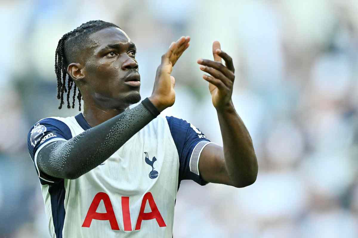 Yves Bissouma applaude i tifosi del Tottenham