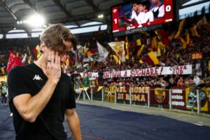 Edoardo Bove piange sotto la Curva Sud