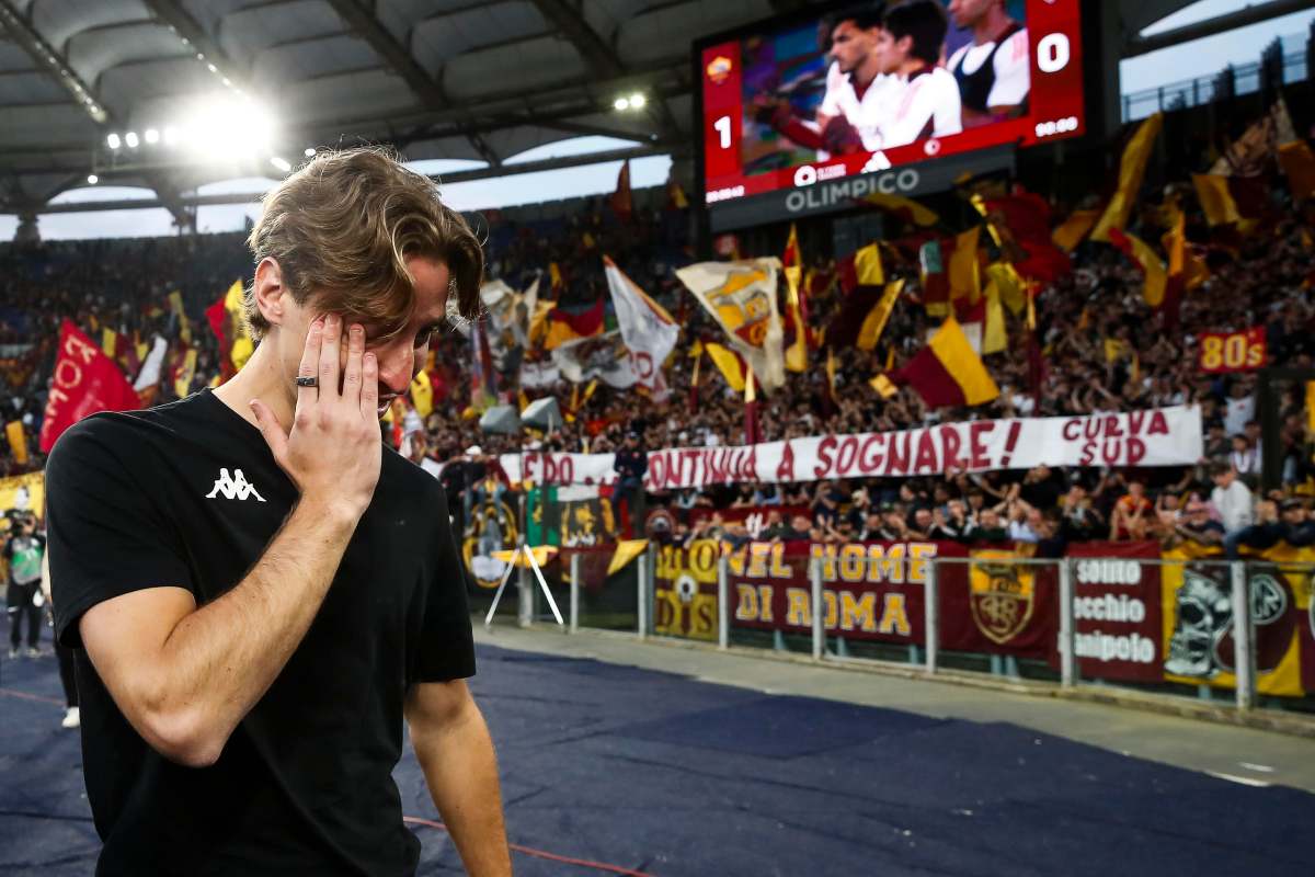 Edoardo Bove piange sotto la Curva Sud