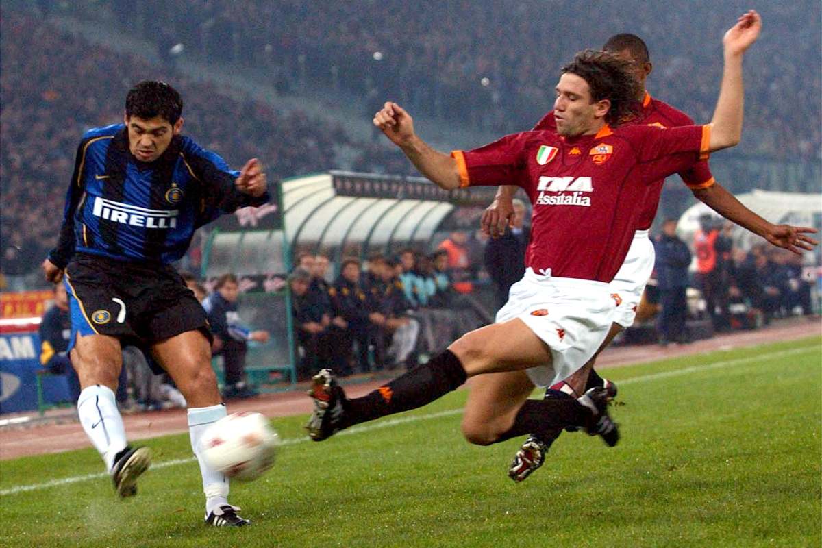 Vincent Candela a contrasto durante un Roma-Inter
