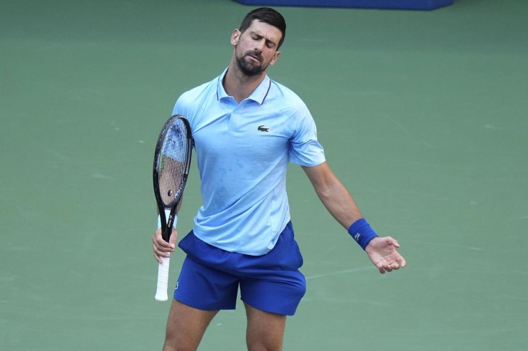 Novak Djokovic rassegnato in campo