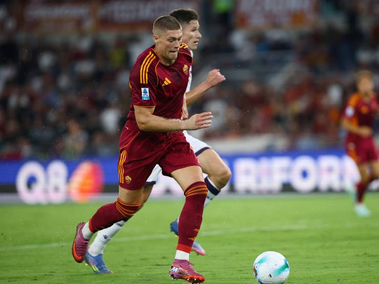 Artem Dovbyk corre durante una partita contro il Bologna