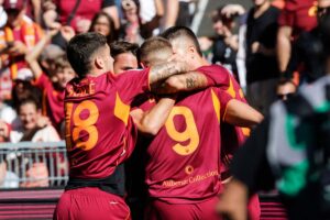 Artem Dovbyk viene abbracciato dai compagni dopo il gol