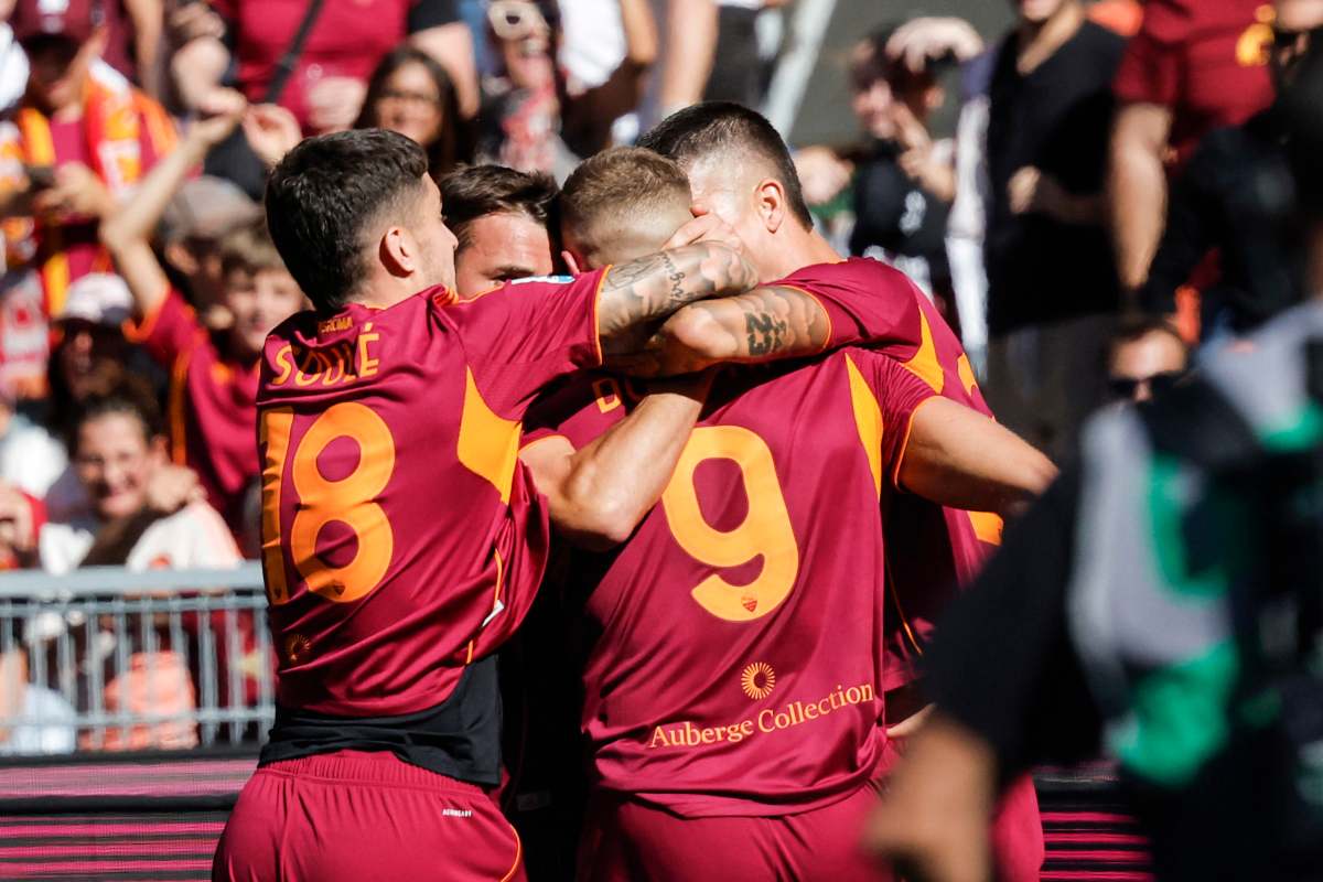 Artem Dovbyk viene abbracciato dai compagni dopo il gol