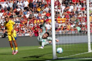 Montipò osserva il pallone che finisce in rete