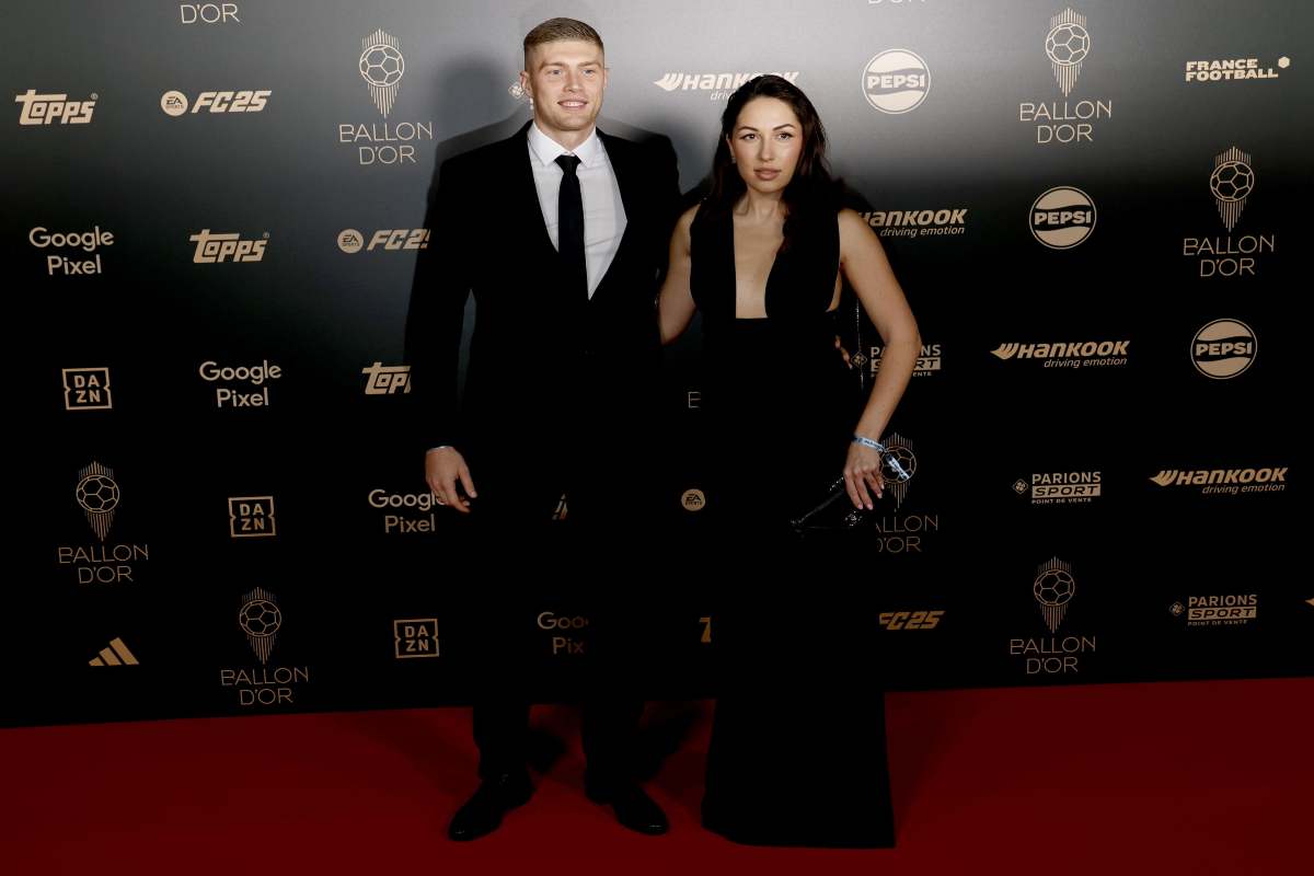 Artem e Yuliia Dovbyk posano abbracciati alla cerimonia del Pallone d'Oro
