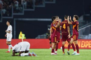 Paulo Dybala ed El Aynaoui si scambiano il cinque dopo la vittoria della Roma
