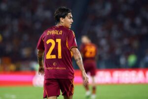 Paulo Dybala in campo con la maglia della Roma