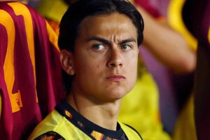 Paulo Dybala osserva preoccupato dalla panchina