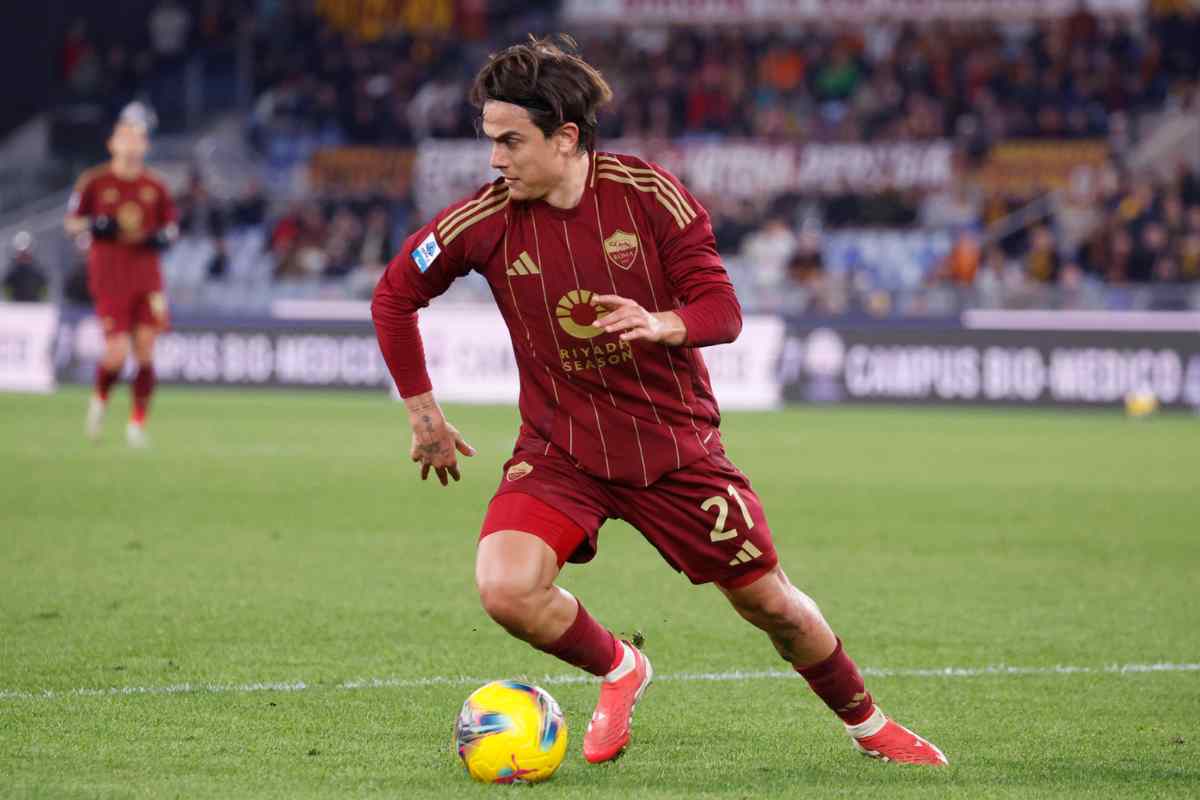 Paulo Dybala in campo con la Roma