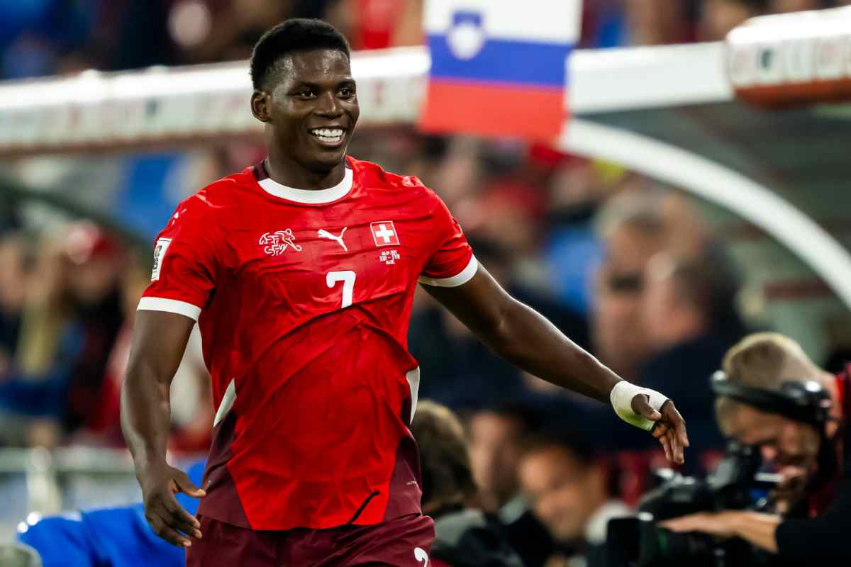 Breel Embolo sorride dopo un gol con la Svizzera 
